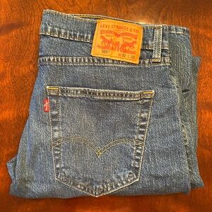 Levi 505 jeans 32x32 medium wash EUC zipper fly with button closure.